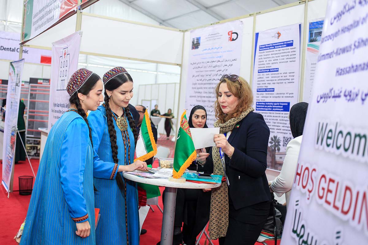 Balkan welaýatynda Eýran Yslam Respublikasynyň Gülüstan welaýatynyň eksport mümkinçilikleriniň sergisi geçirilýär