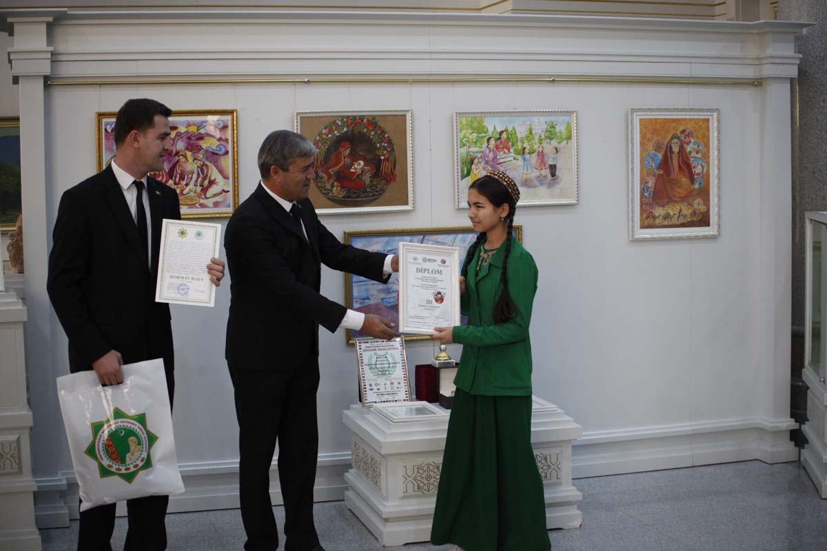 Parahatçylyk baradaky surat eserleri halkara bäsleşiginiň ýeňijileri