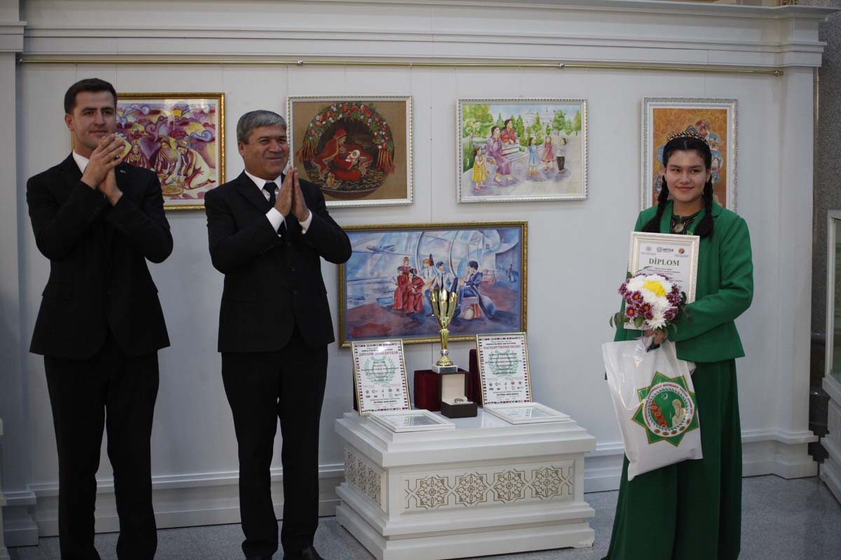 Parahatçylyk baradaky surat eserleri halkara bäsleşiginiň ýeňijileri