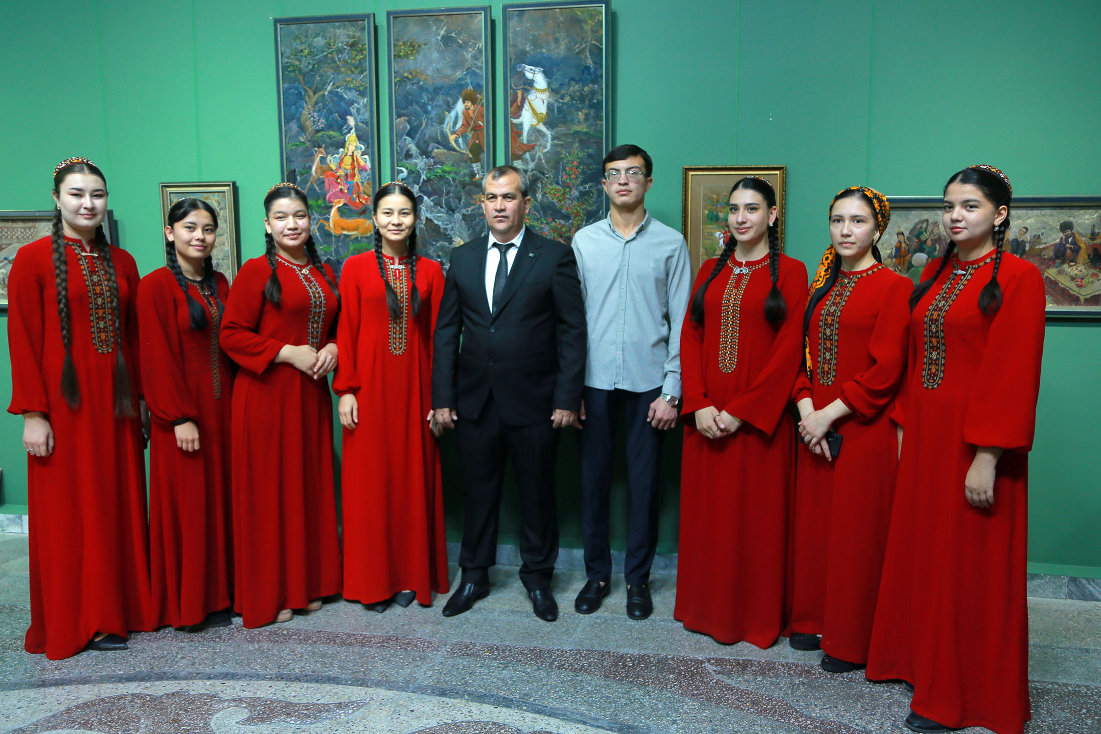 Türkmen miniatýura sungatynyň sergisi öz köpdürlüligi bilen geň galdyrýar