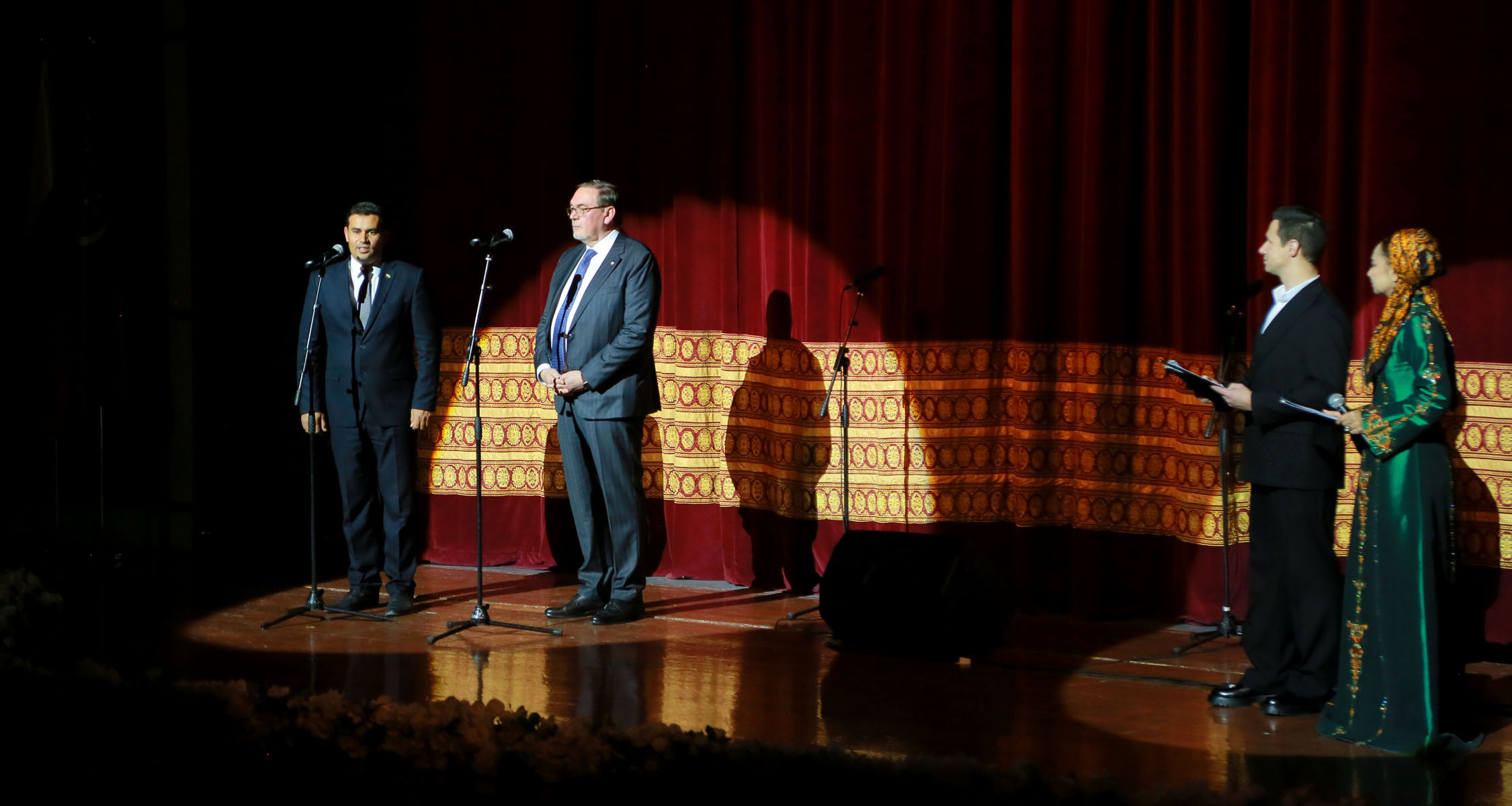 Rus halk heňleri türkmen sahnasynda ýaňlanýar