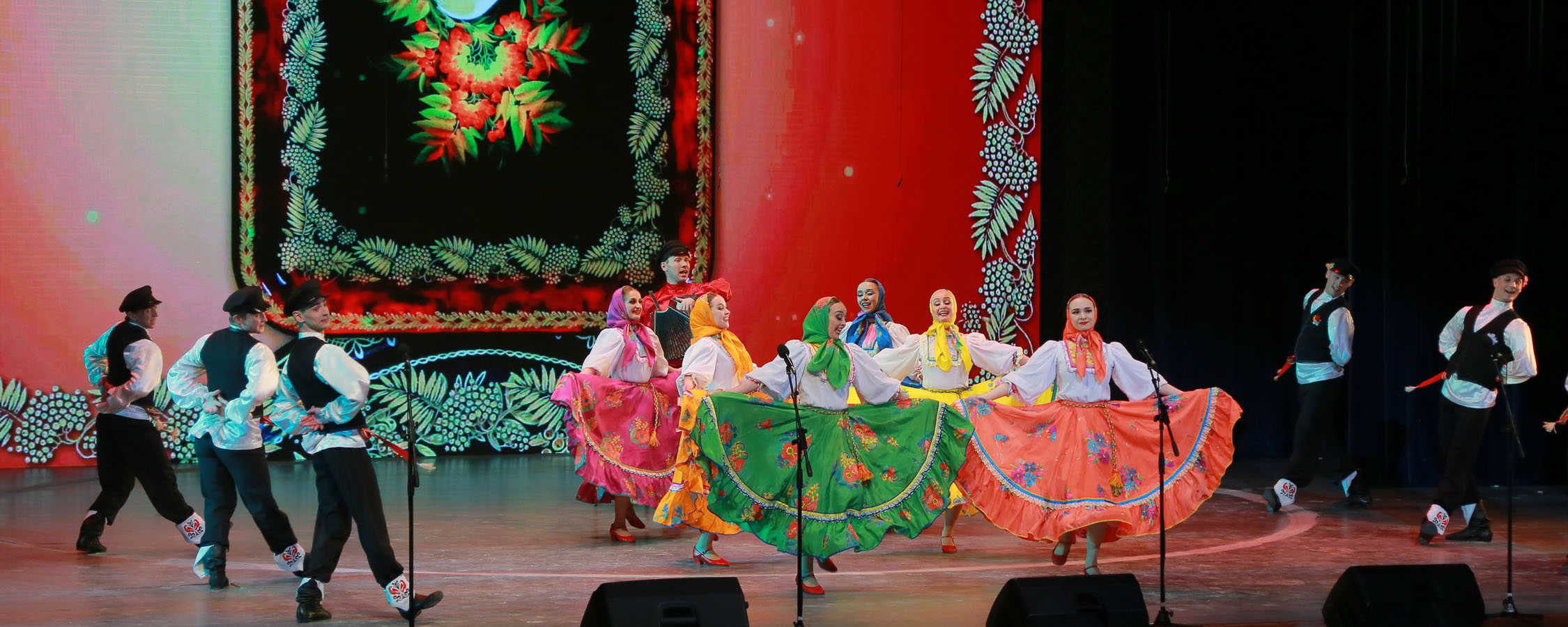 Rus halk heňleri türkmen sahnasynda ýaňlanýar