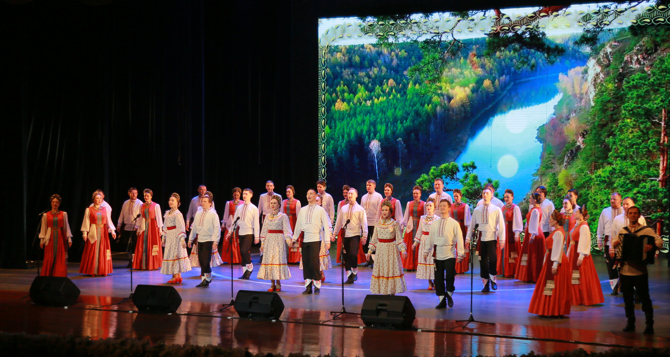 Rus halk heňleri türkmen sahnasynda ýaňlanýar