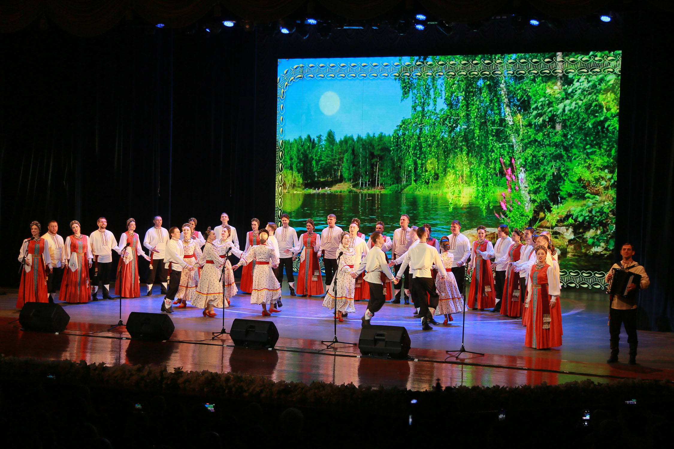 Rus halk heňleri türkmen sahnasynda ýaňlanýar