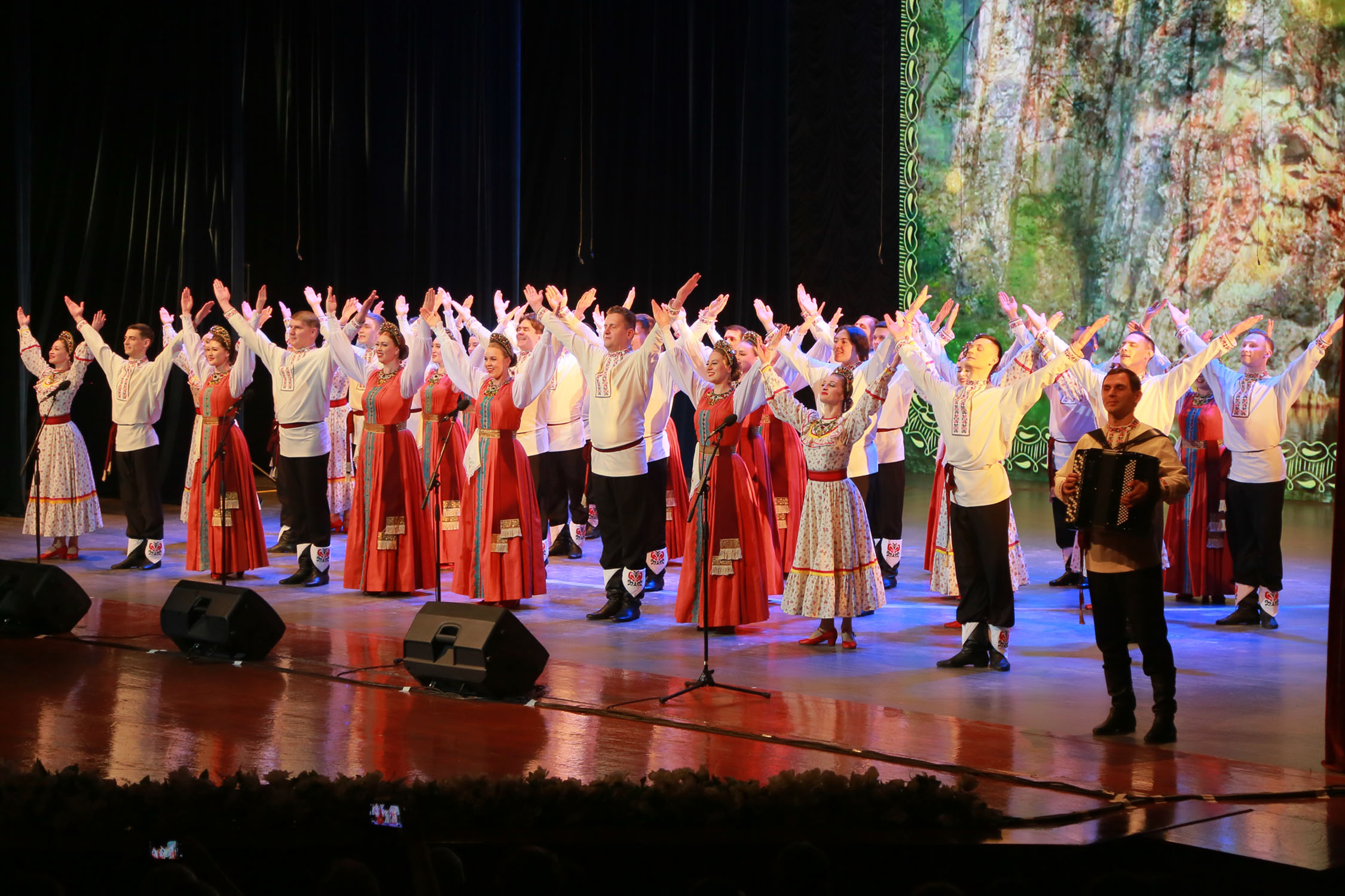 Rus halk heňleri türkmen sahnasynda ýaňlanýar