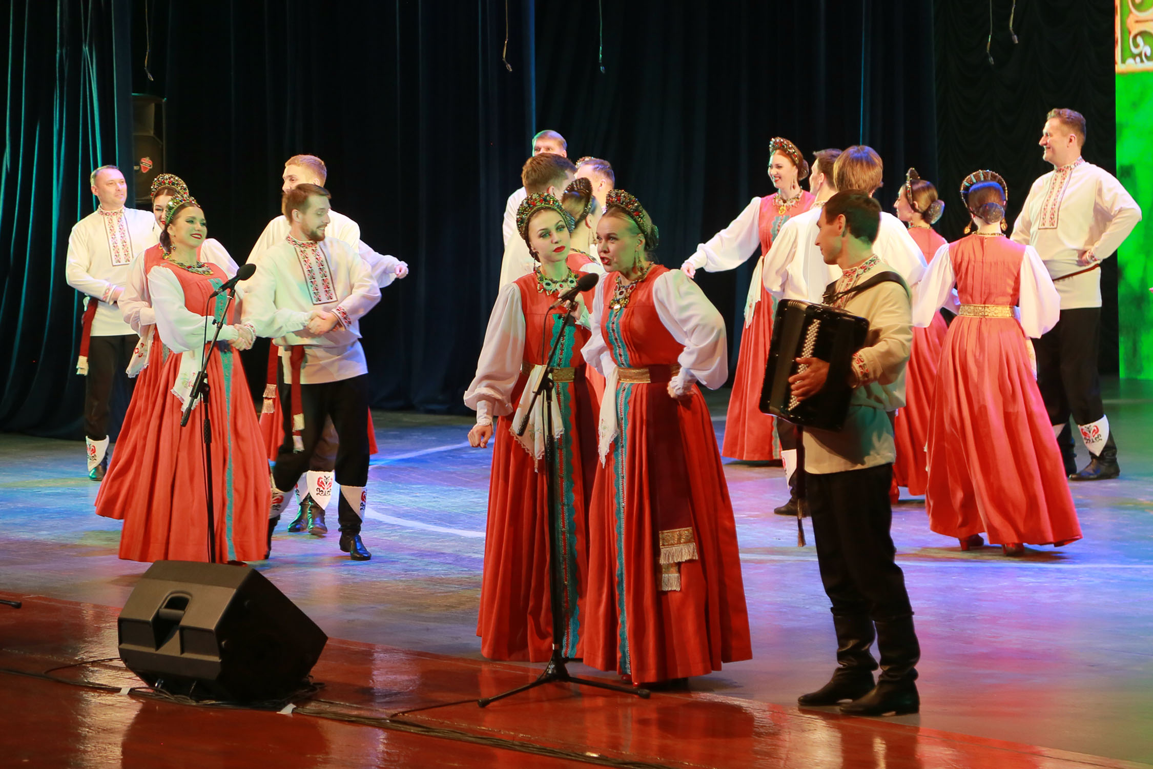 Rus halk heňleri türkmen sahnasynda ýaňlanýar