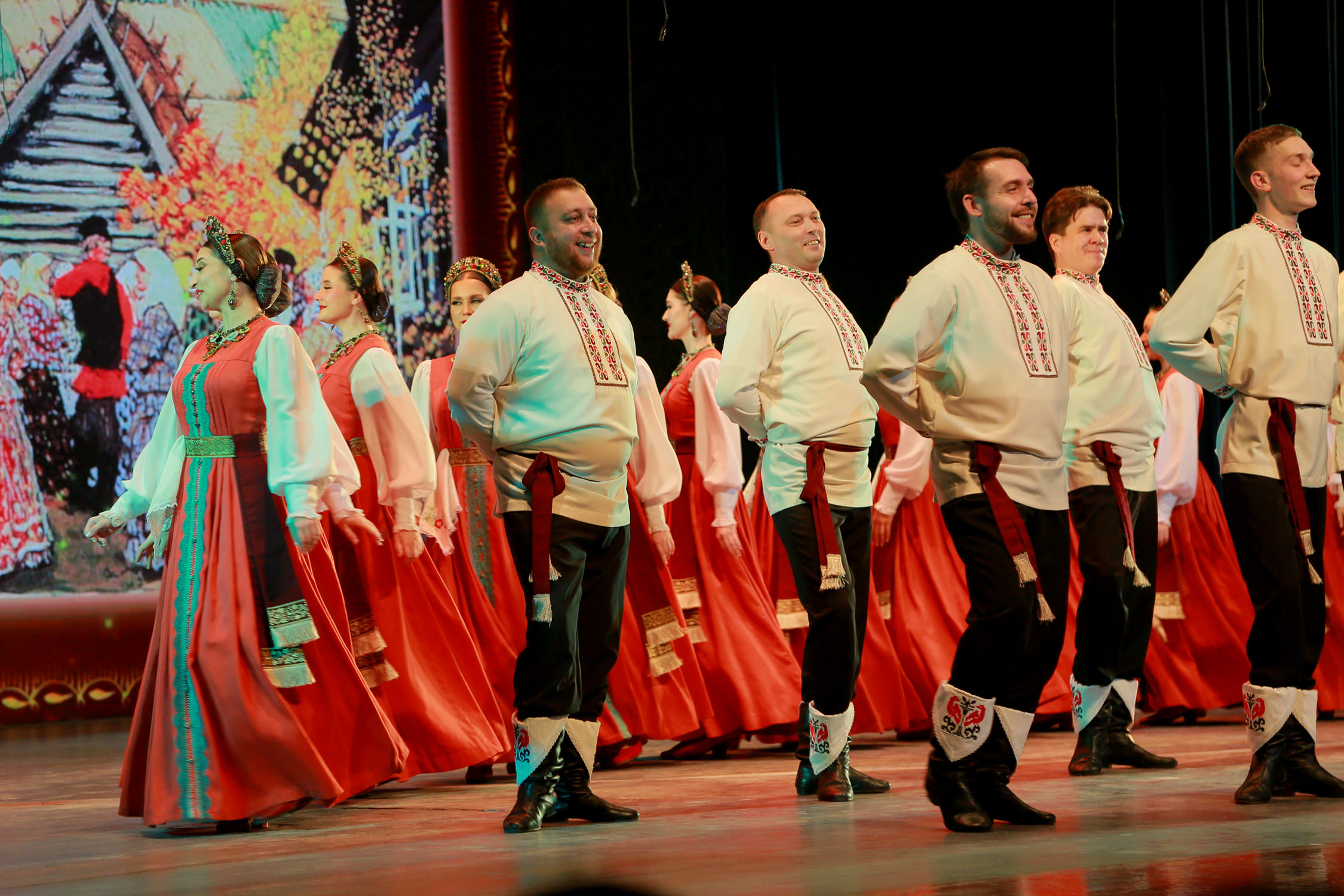 Rus halk heňleri türkmen sahnasynda ýaňlanýar