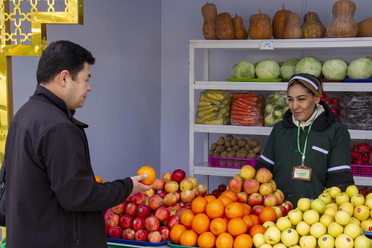 В Туркменистане стартовала праздничная торговля к предстоящим торжествам