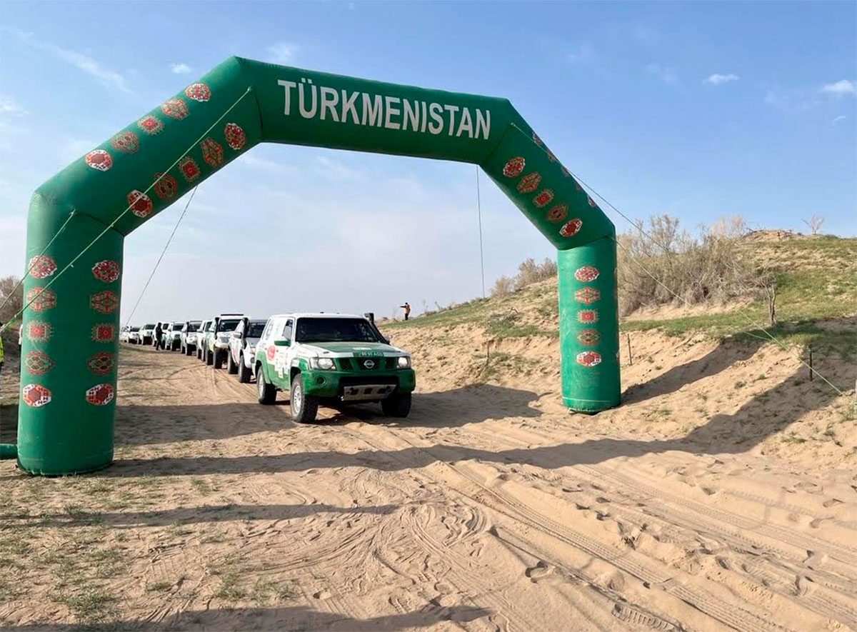 В пустыне Каракумы состоялся ралли-рейд в честь 30-летия нейтралитета Туркменистана