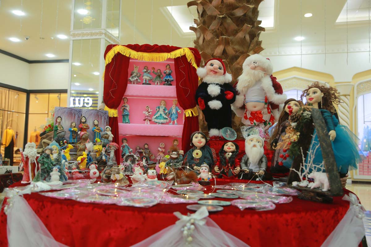 Новогодняя выставка народно-прикладного творчества «Мир кукол и игрушек»