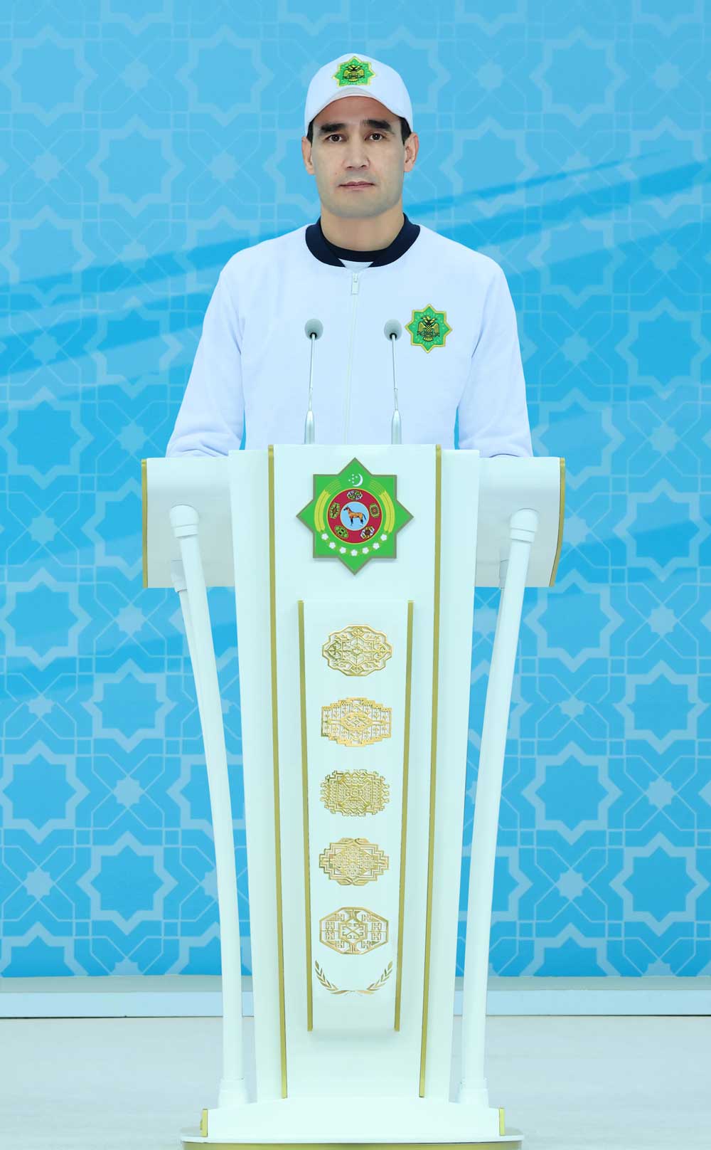 President of Turkmenistan took part in the awarding ceremony of the citizens who have distinguished themselves in the spheres of education and sports