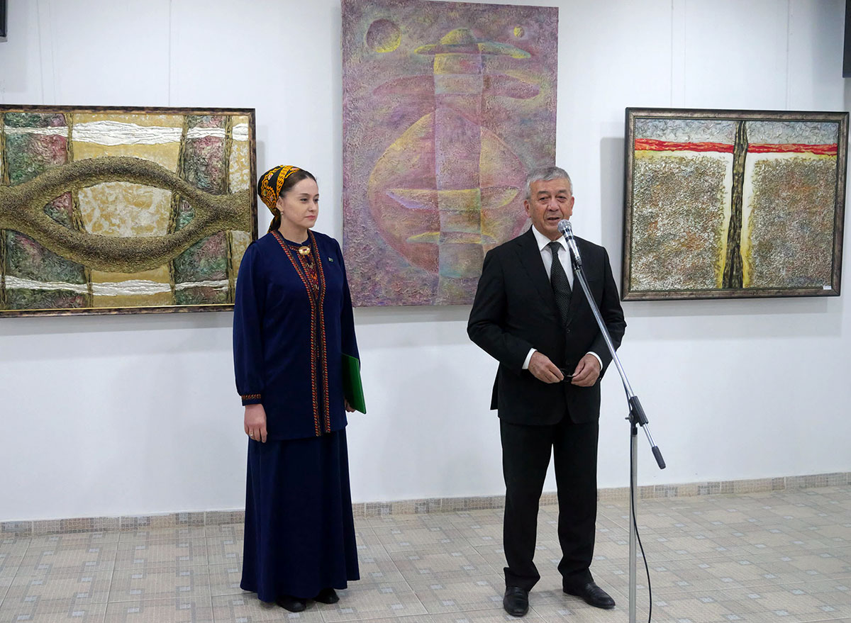 Türkmen suratkeşi Röwşen Annanyýazowyň ýadygärligine bagyşlanan sergi