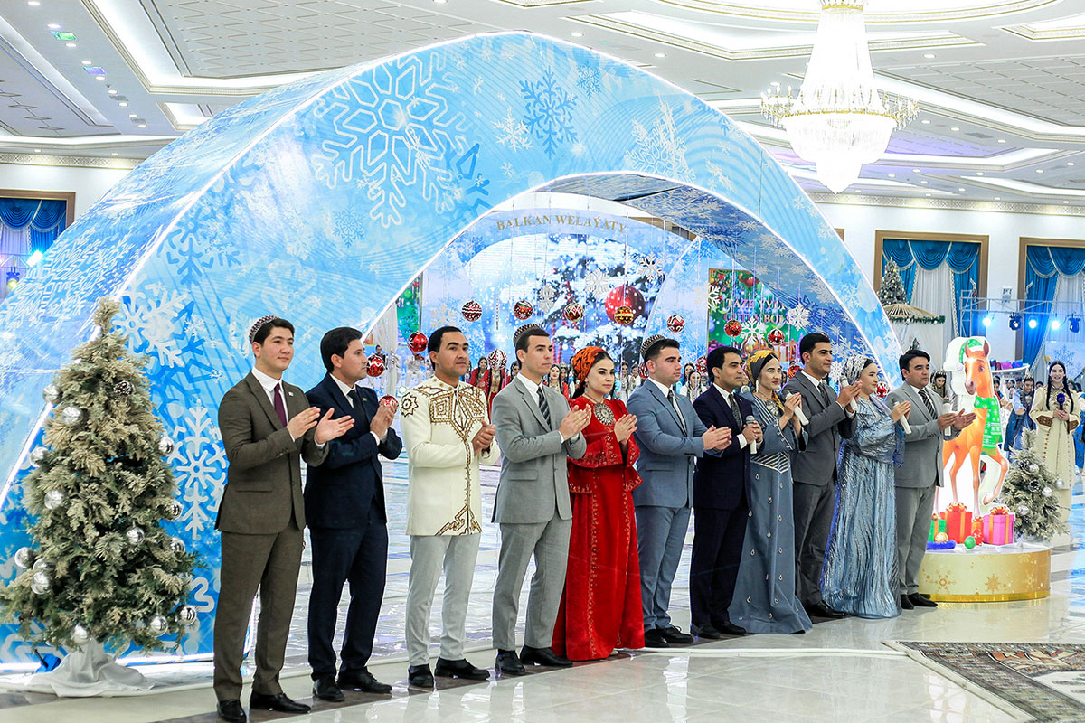 Baýramçylyk dabaralarynyň şatlyk-şowhuny çar tarapa ýaň salýar