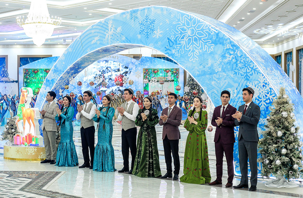 Baýramçylyk dabaralarynyň şatlyk-şowhuny çar tarapa ýaň salýar