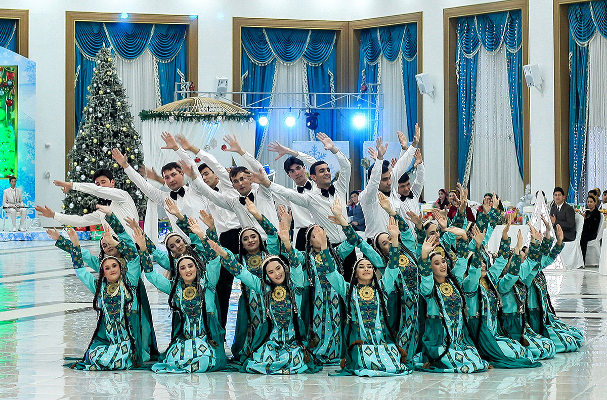 Baýramçylyk dabaralarynyň şatlyk-şowhuny çar tarapa ýaň salýar