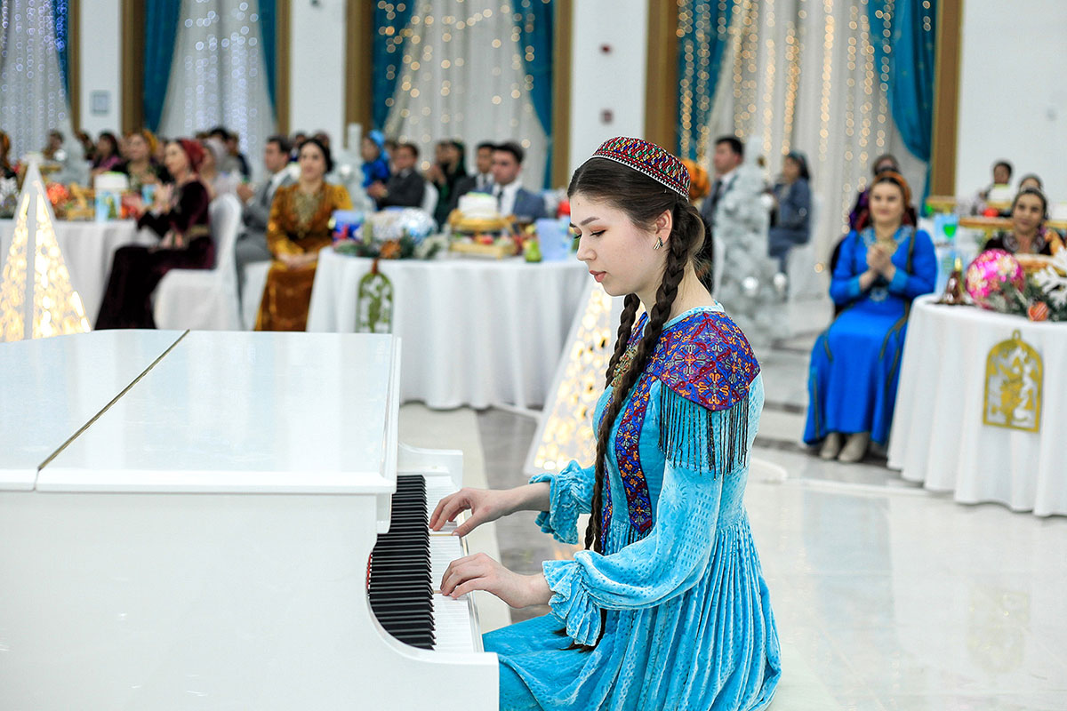 Baýramçylyk dabaralarynyň şatlyk-şowhuny çar tarapa ýaň salýar