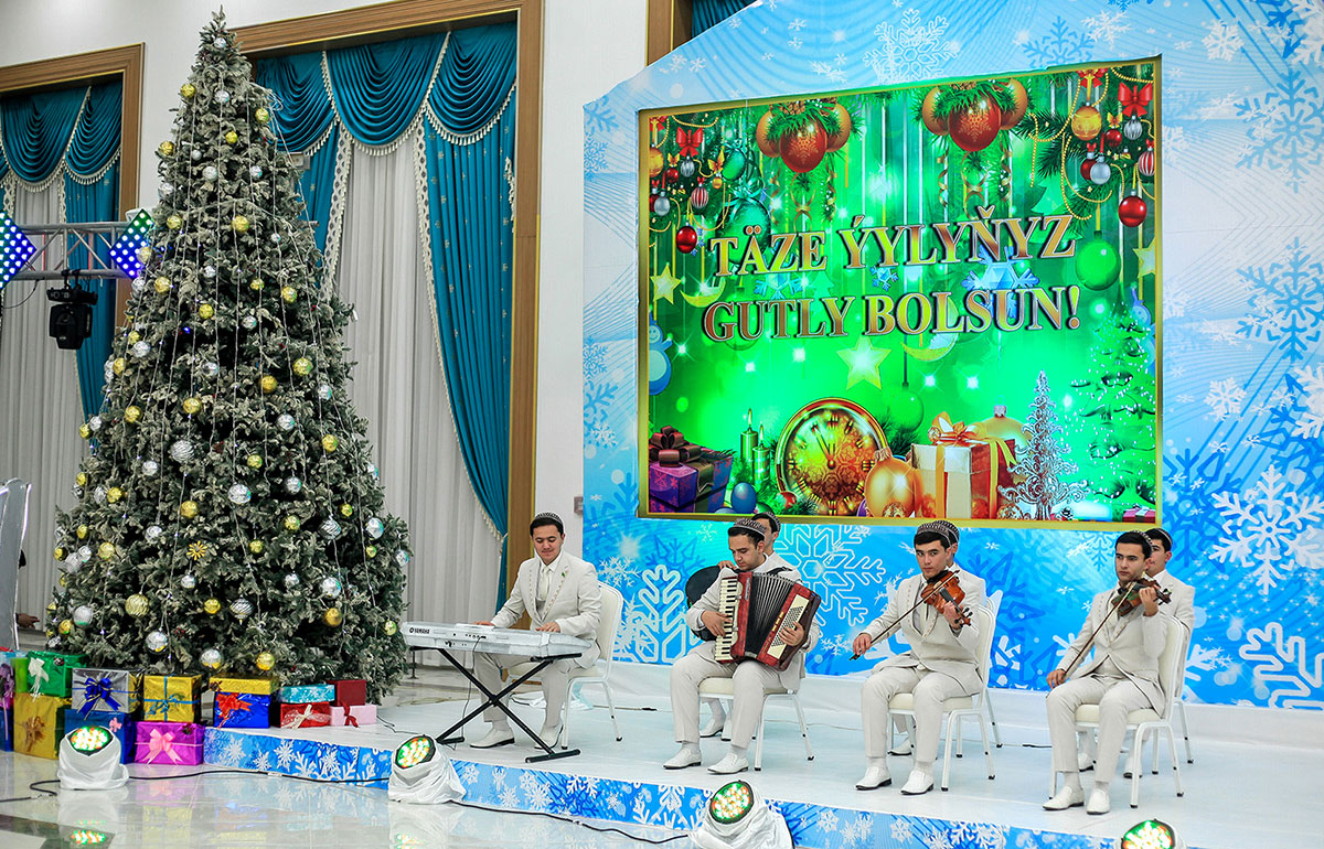 Baýramçylyk dabaralarynyň şatlyk-şowhuny çar tarapa ýaň salýar