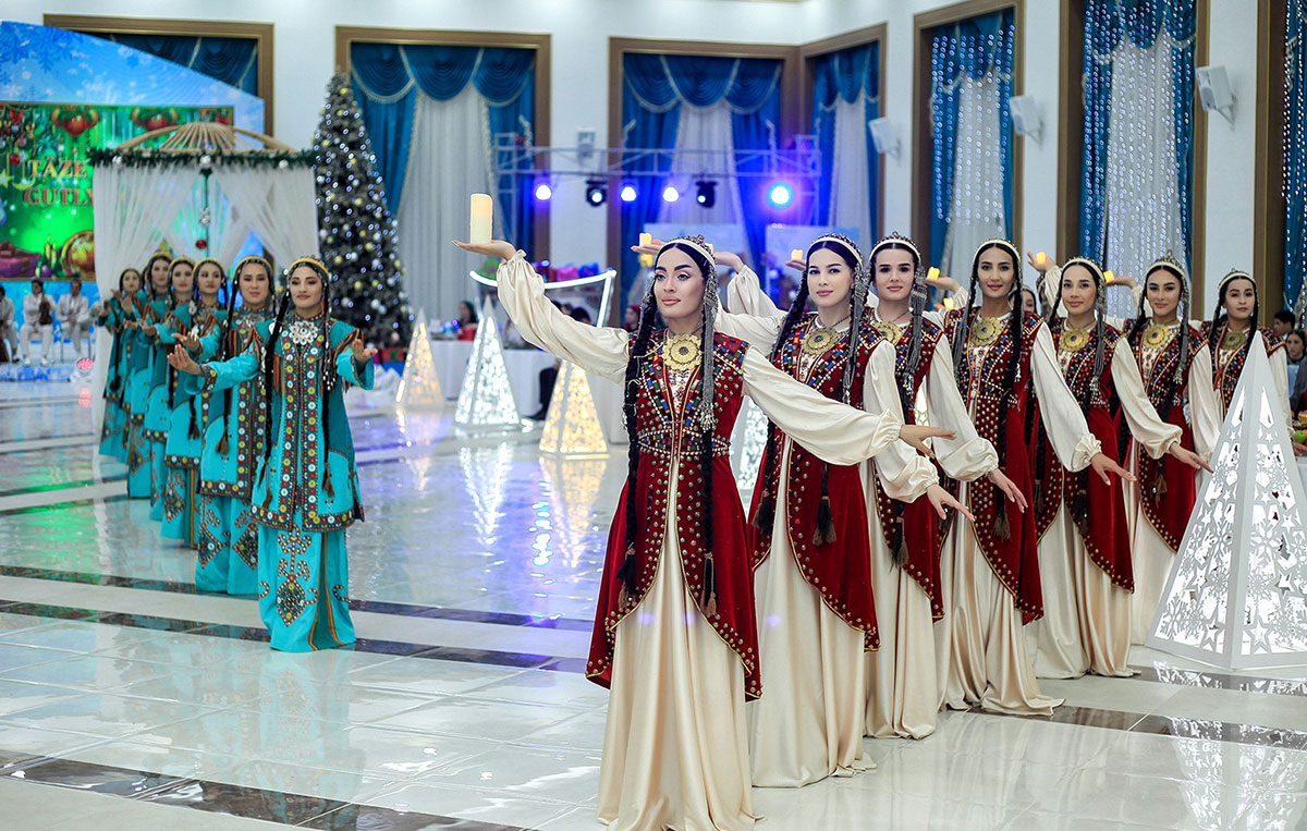 Baýramçylyk dabaralarynyň şatlyk-şowhuny çar tarapa ýaň salýar