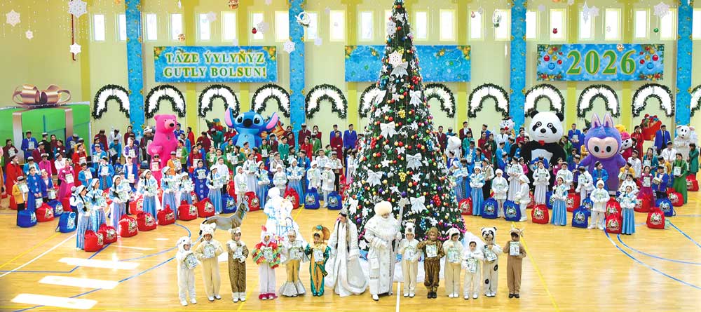 Döwletliler köşgünde terbiýelenýän çagalara Täze ýyl sowgatlary gowşuryldy