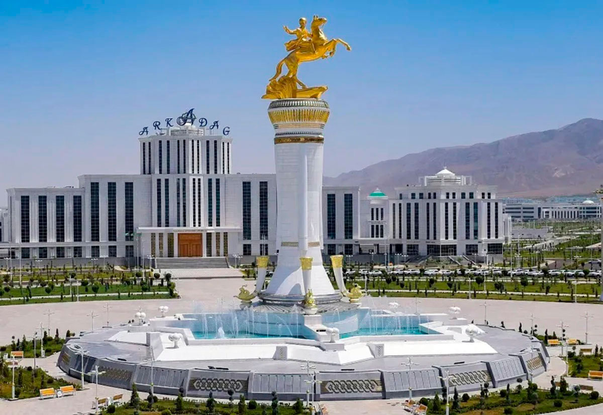 Национальный Лидер туркменского народа, Председатель Халк Маслахаты Туркменистана Герой-Аркадаг ознакомился с ходом реализации второй очереди нового города