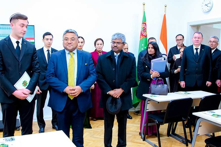 В туркменских вузах открылись учебные кабинеты хинди и аюрведы