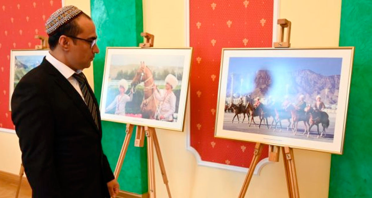 Türkmenistanyň Ukrainadaky Ilçihanasy ýylyň şygary mynasybetli çäre we Türkmenistanyň Prezidentiniň kitabynyň tanyşdyrylyş dabarasyny geçirdi