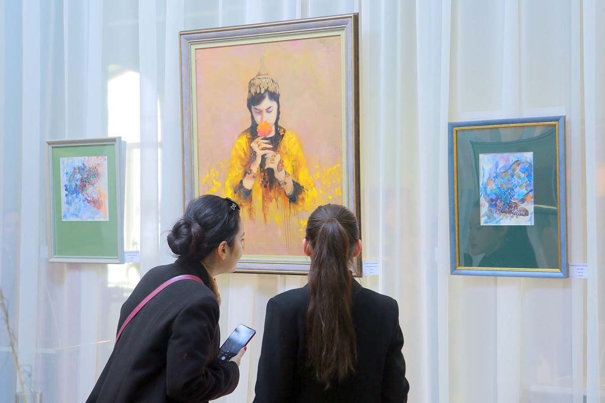 Восточная палитра туркменских художников приглашает зрителя к диалогу