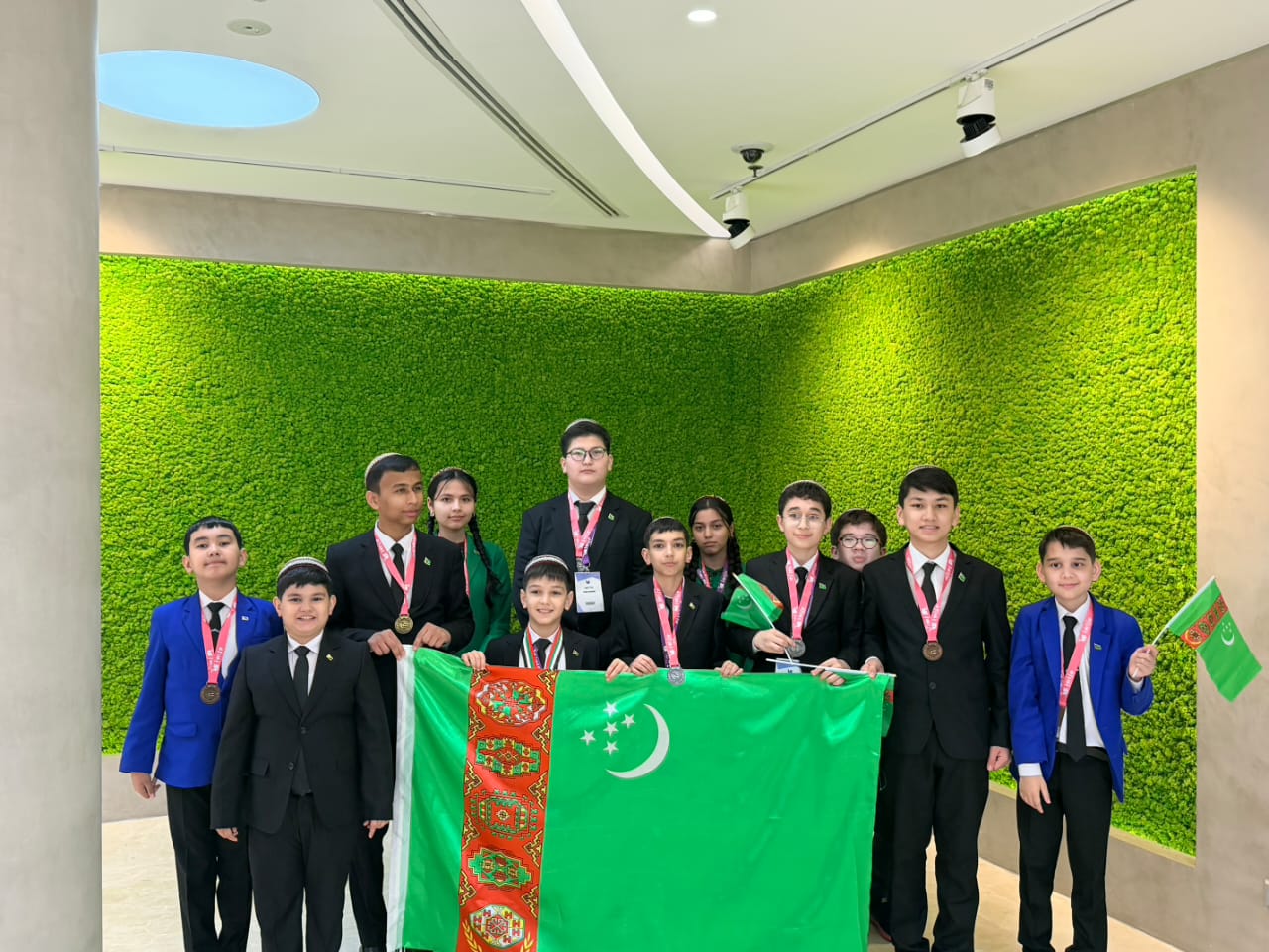 Юные робототехники страны завоевали 12 медалей на международном конкурсе в Дубае