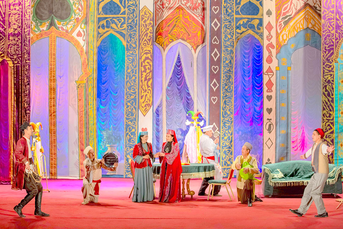 Jaz ritmleri we teatr sahnasy tomaşaçylary çagyrýar