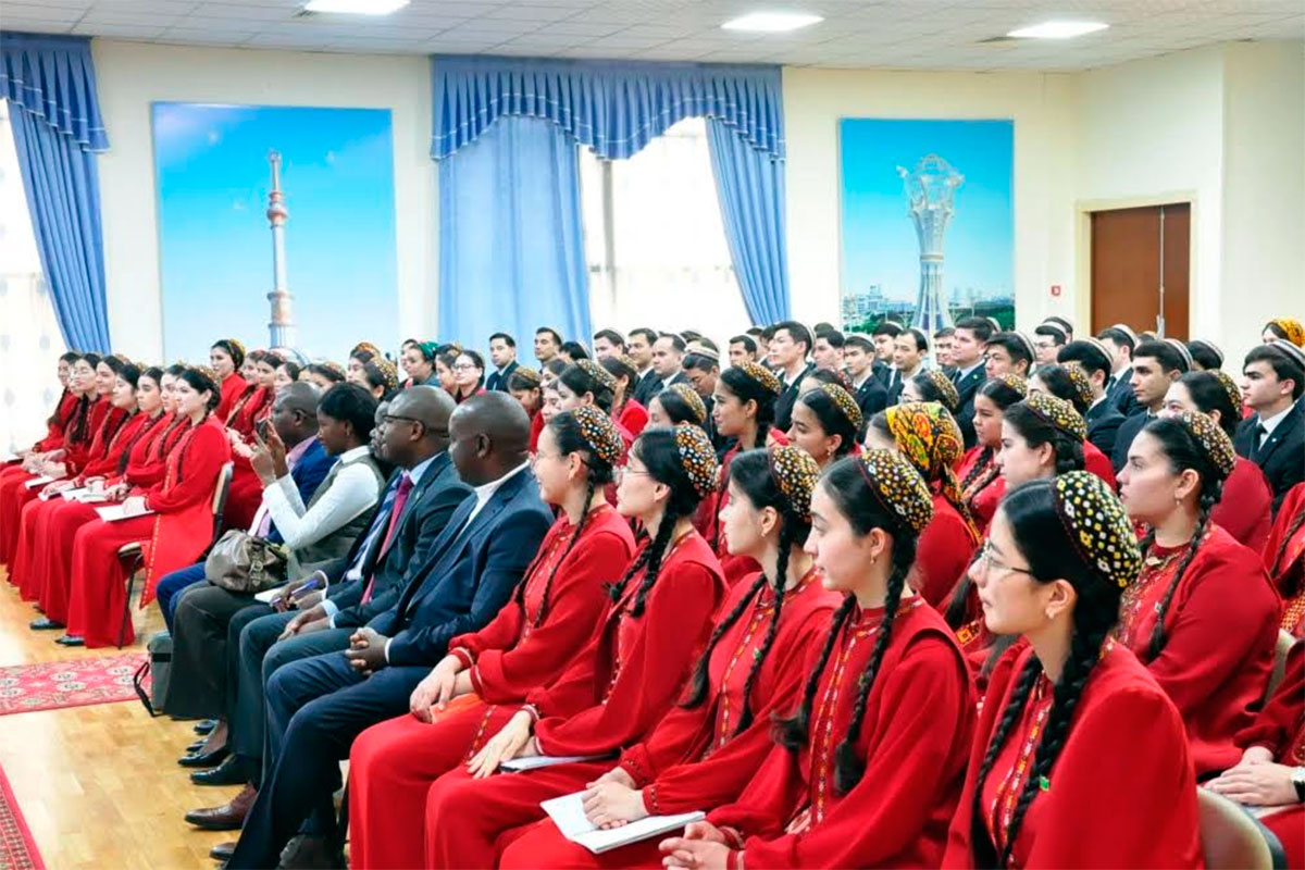 Делегация Зимбабве посетила туркменские вузы