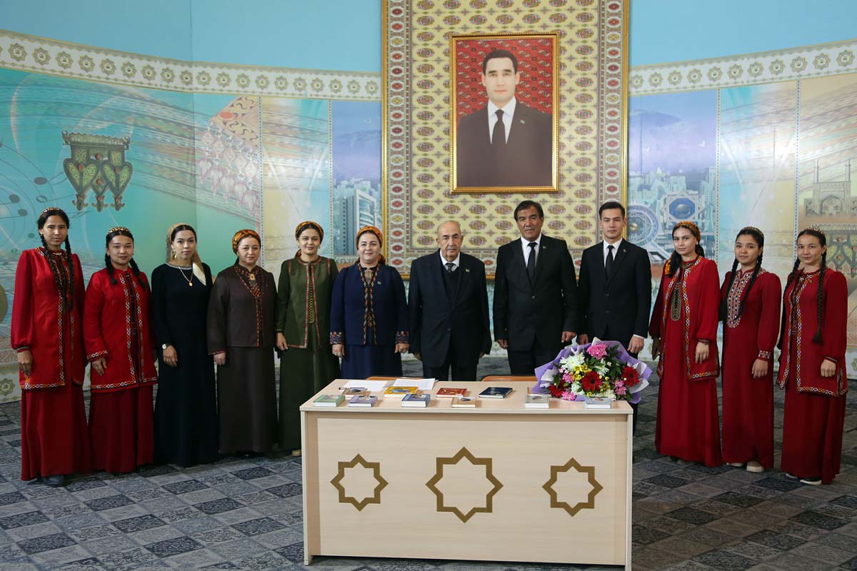 В Туркменской национальной консерватории отметили день рождения Курбанназара Эзизова