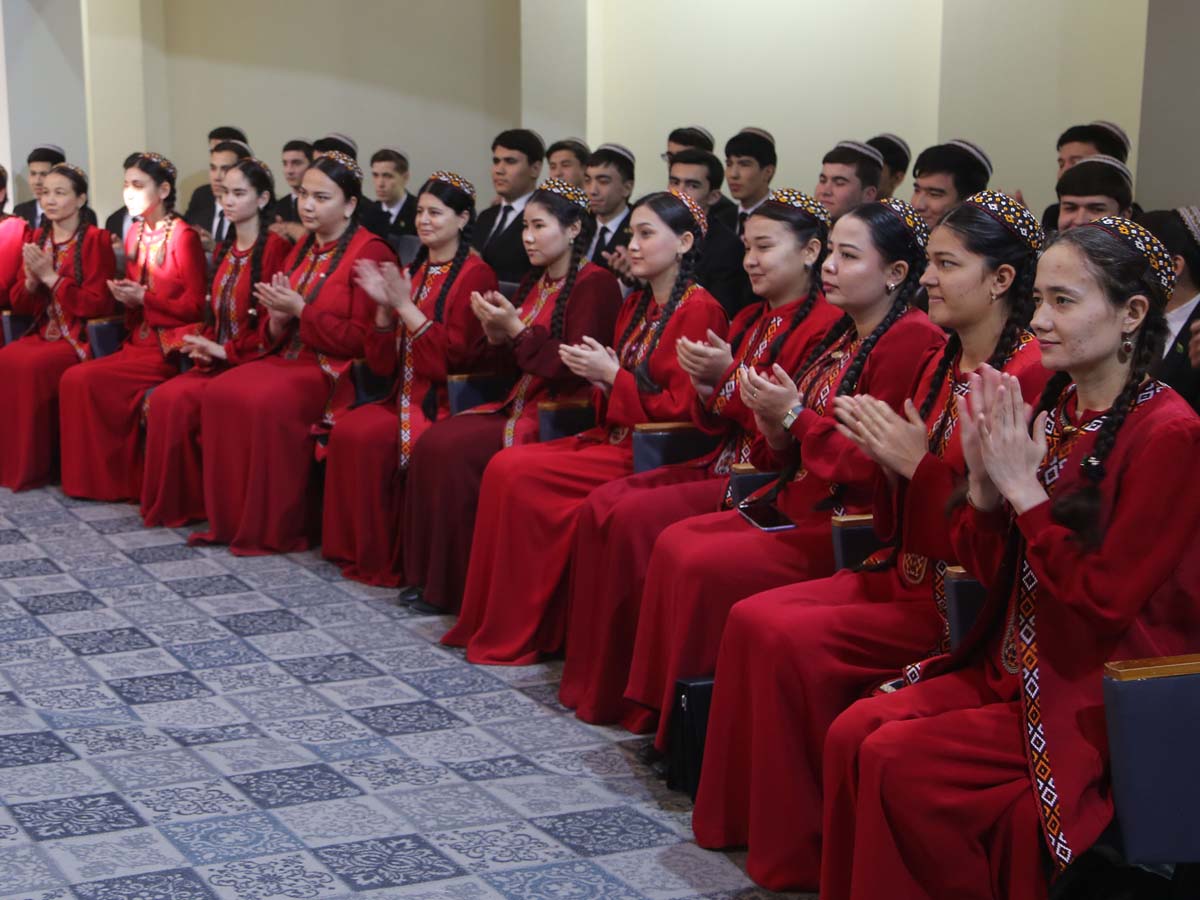 В Туркменской национальной консерватории отметили день рождения Курбанназара Эзизова