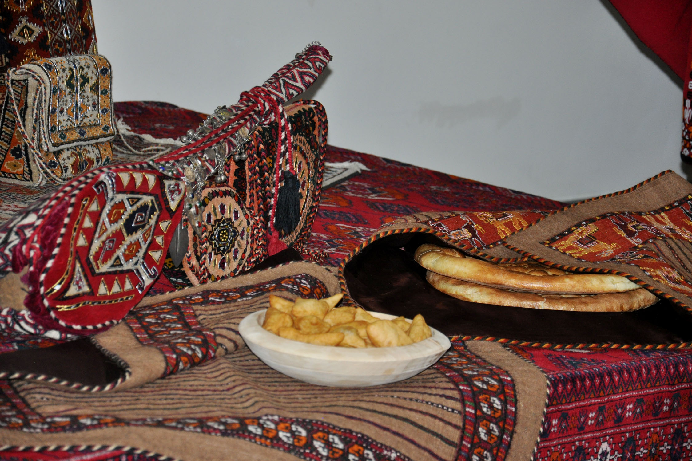 В академии художеств Туркменистана открылась выставка «Sungat äleminiň bahary»