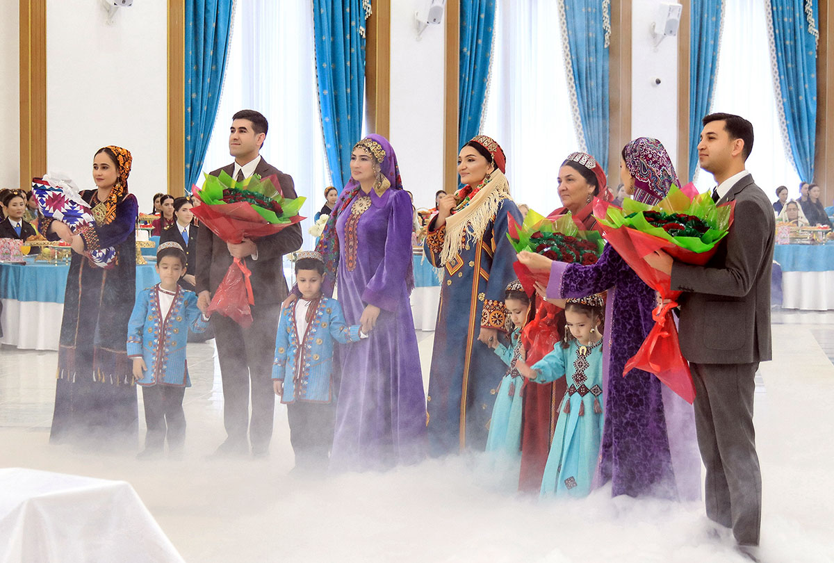 Mährem eneleriň, nurana gelin-gyzlaryň waspy belentden ýetirilýär