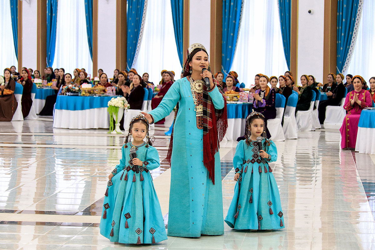 Mährem eneleriň, nurana gelin-gyzlaryň waspy belentden ýetirilýär