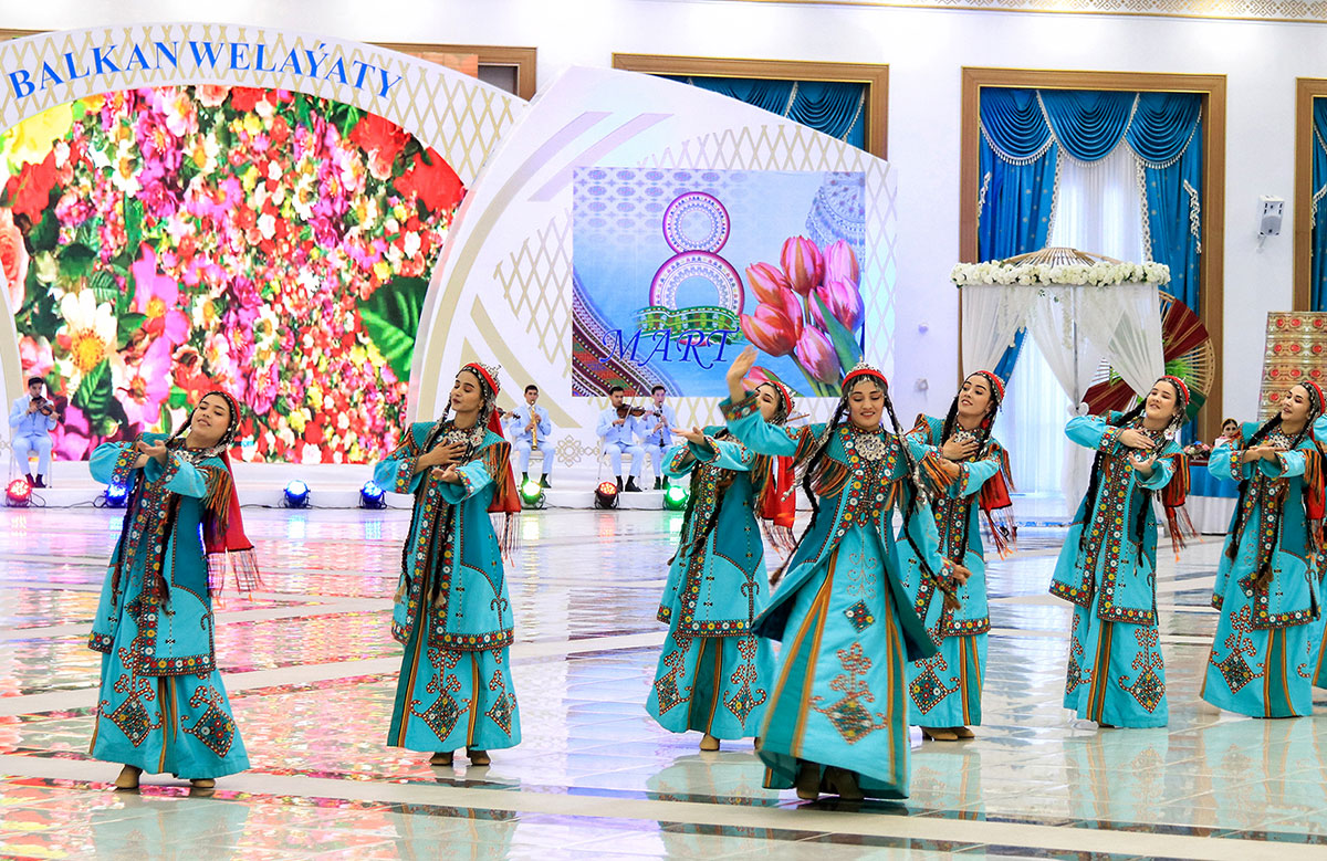 Mährem eneleriň, nurana gelin-gyzlaryň waspy belentden ýetirilýär