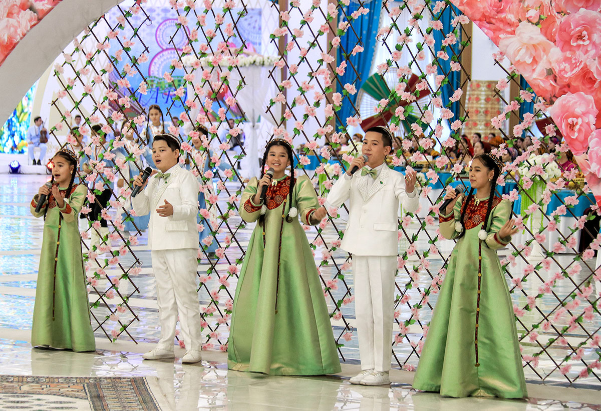 Mährem eneleriň, nurana gelin-gyzlaryň waspy belentden ýetirilýär