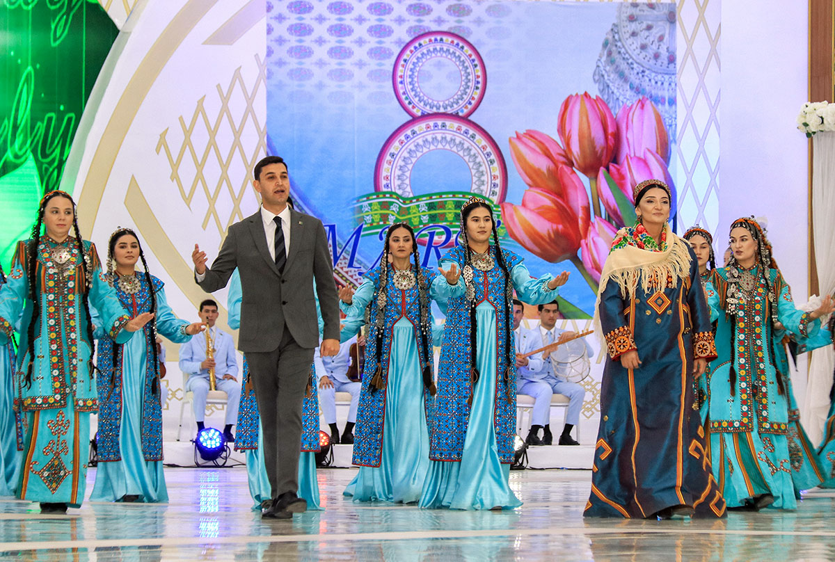 Mährem eneleriň, nurana gelin-gyzlaryň waspy belentden ýetirilýär