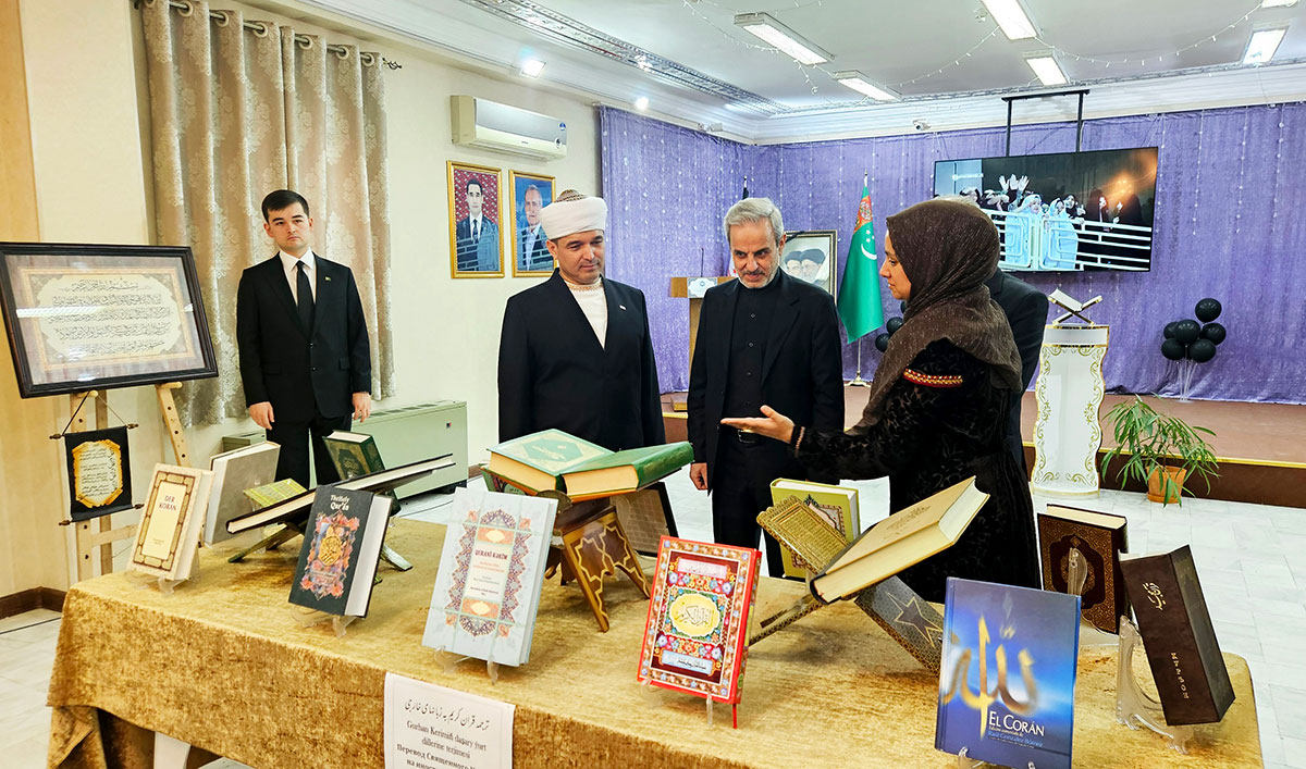Уникальное собрание священных Коранов представлено в Культурном центре ИРИ в Ашхабаде