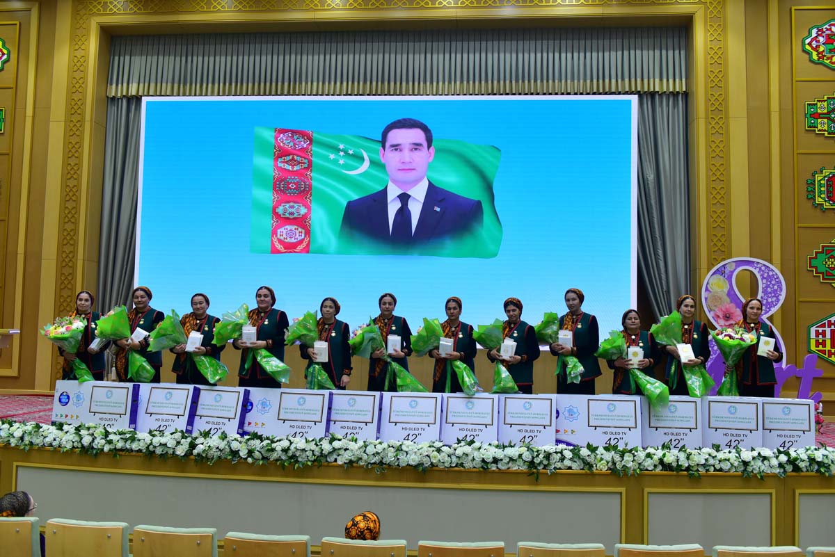 Köp çagaly enelere belent sarpa