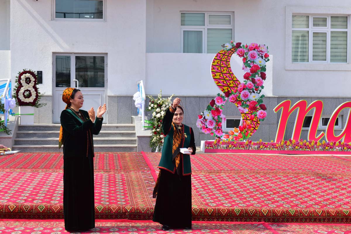 Церемонии чествования многодетных матерей