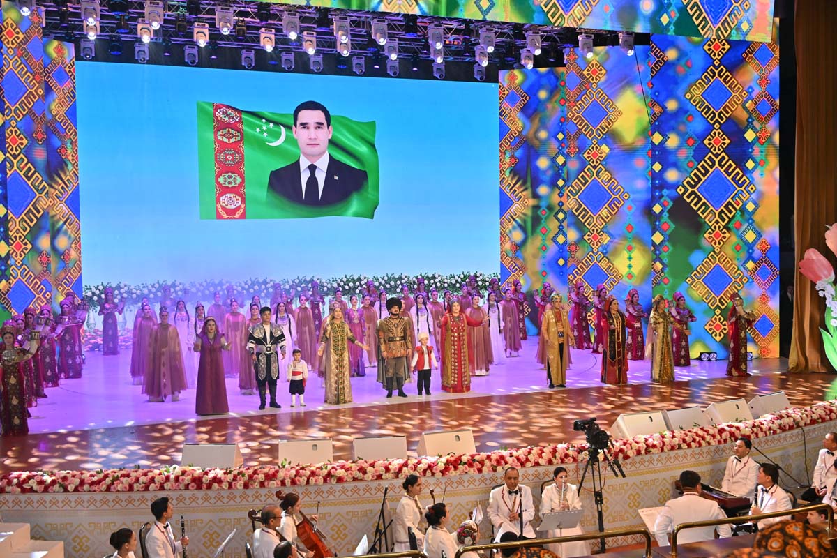 Mukamlar köşgündäki baýramçylyk konserti