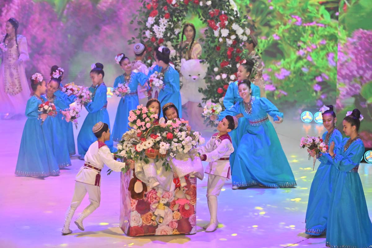 Mukamlar köşgündäki baýramçylyk konserti