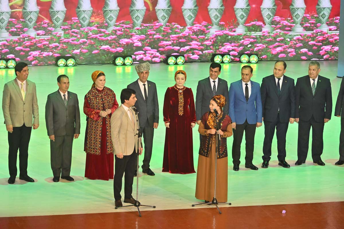 Mukamlar köşgündäki baýramçylyk konserti