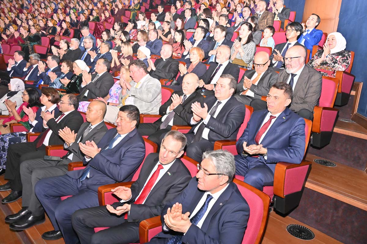 Mukamlar köşgündäki baýramçylyk konserti