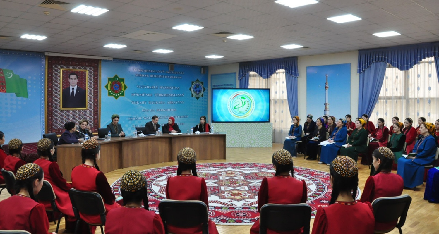 «Zenan diplomatlaryň jemgyýetdäki orny we olaryň ýeten sepgitleri» atly interaktiw dialog geçirildi