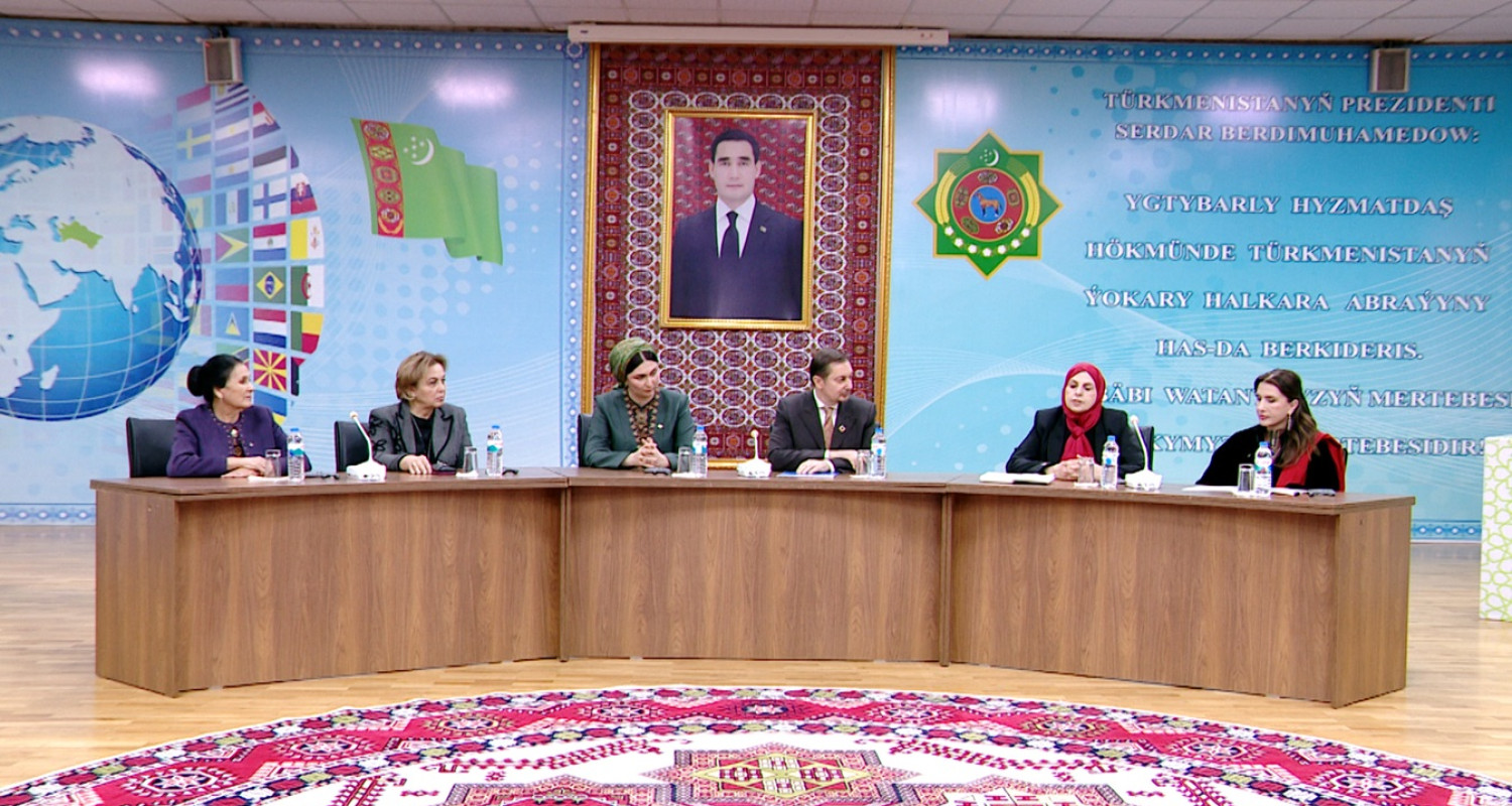 «Zenan diplomatlaryň jemgyýetdäki orny we olaryň ýeten sepgitleri» atly interaktiw dialog geçirildi