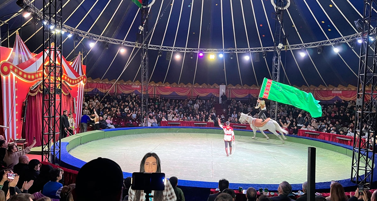 «Galkynyş» milli at üstündäki oýunlar topary Bakudaky «Circus Sea Breeze» sirk arenasynda täsirli çykyşlary görkezdi