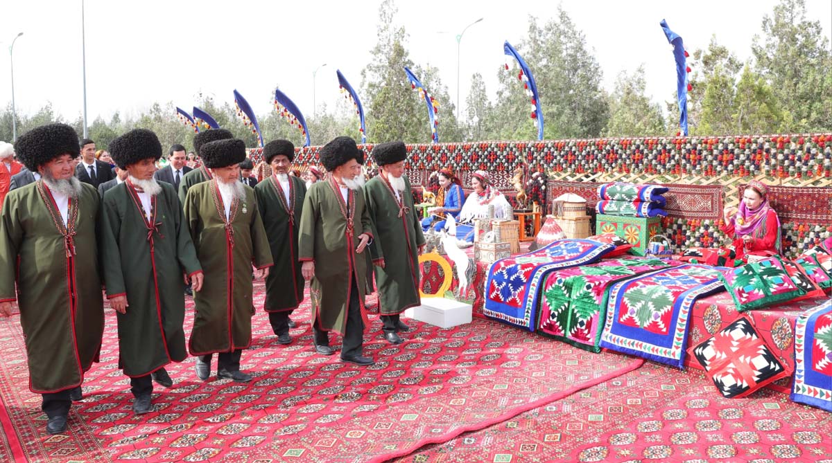 В стране проходит фестиваль бахши-дестанчи