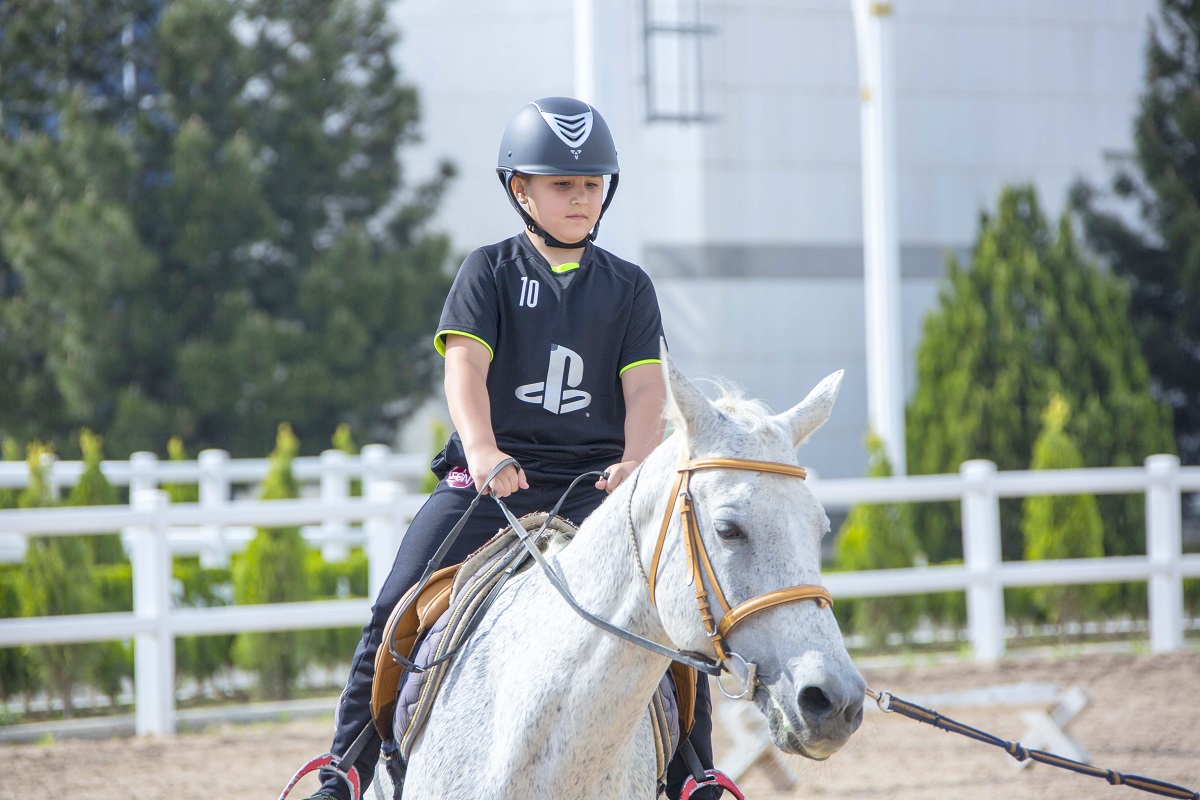 В Ашхабадском конноспортивном комплексе обучают будущих мастеров конкура